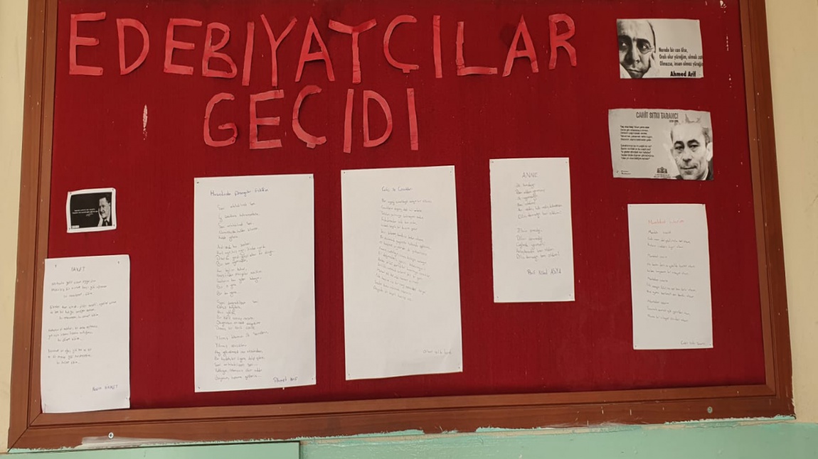 Okulumuzda Koridor panoları özlü söz, şiir ve edebiyatla ilgili çeşitli etkinliklerle donatılarak edebiyat sokağı oluşturuldu.